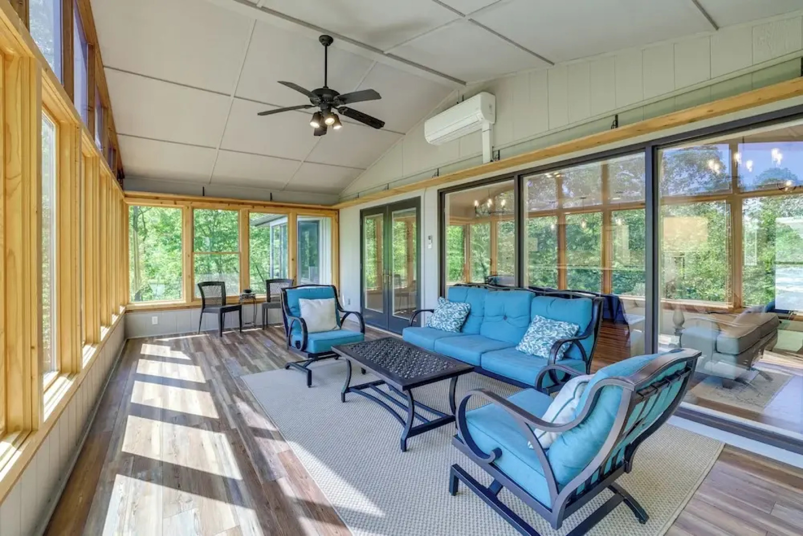 The Bella Vista Lakeside Treehouse: Dock & Kayaks!