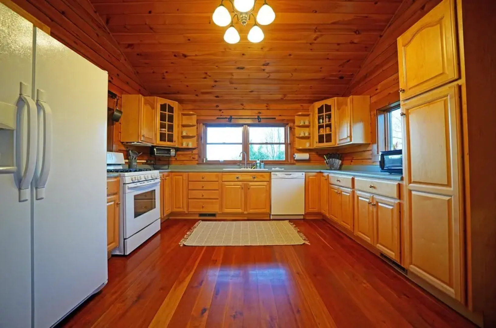 Lazy Bear Lodge ~ Mountain Views ~ Pool Table