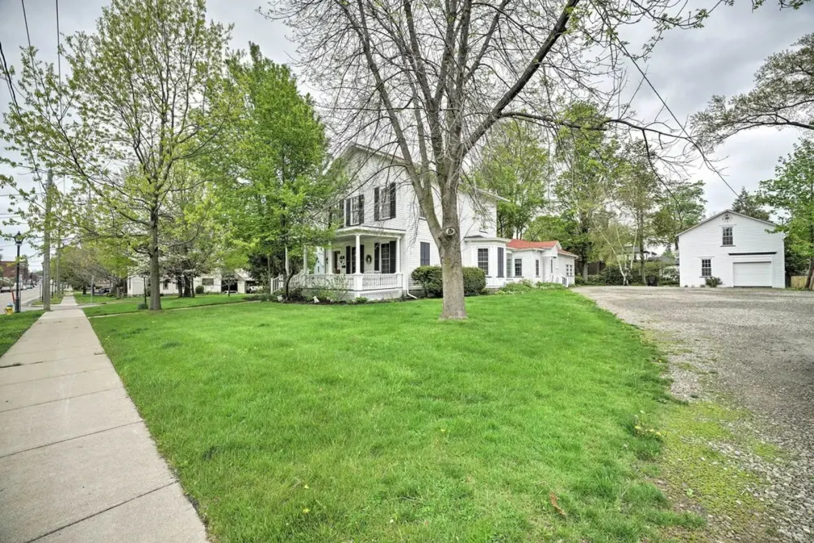 Romantic Apt Near Wineries, Golf & Lake Erie!