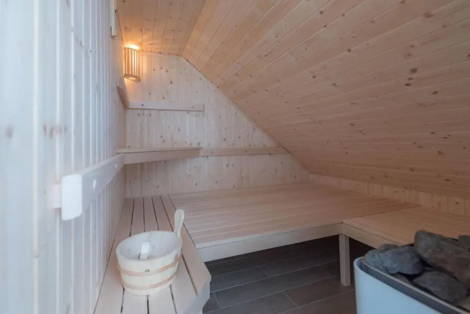 Apartments and rooms Tolc