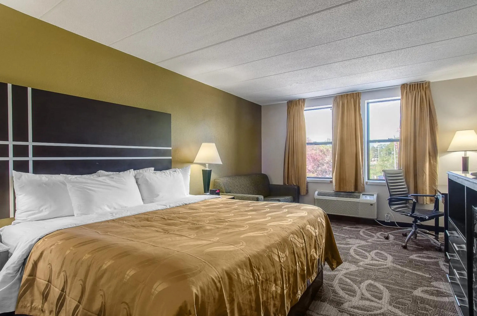 La Casa Inn & Suites - Middleboro