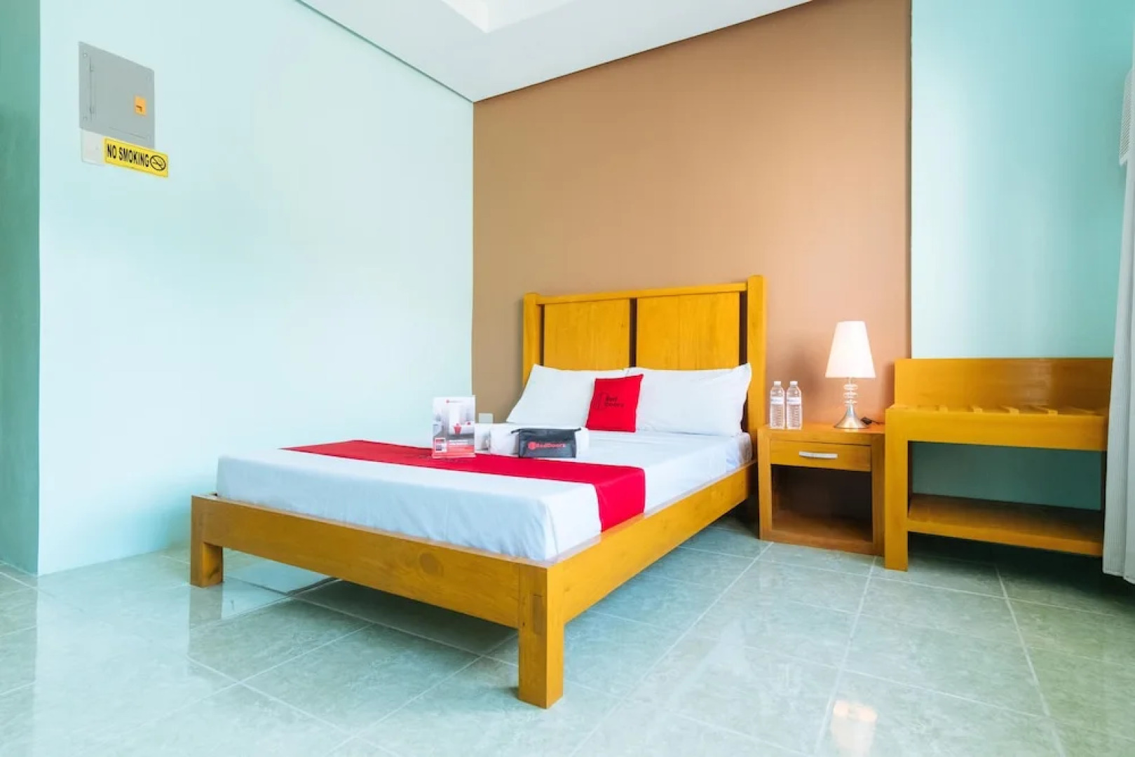 RedDoorz near Caticlan Airport