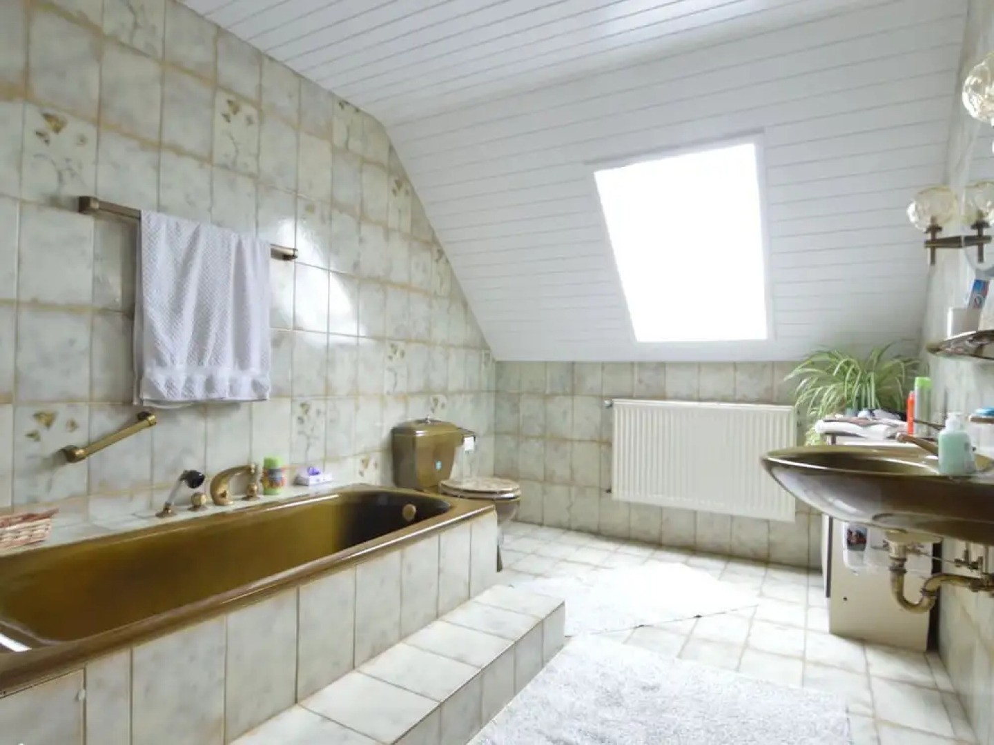 Comfortable Home With Large Sunny Garden In Beautiful Surroundings