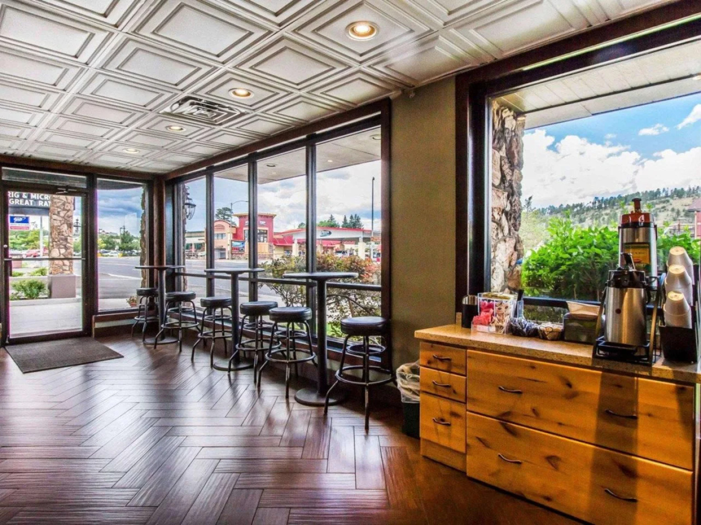 Econo Lodge University