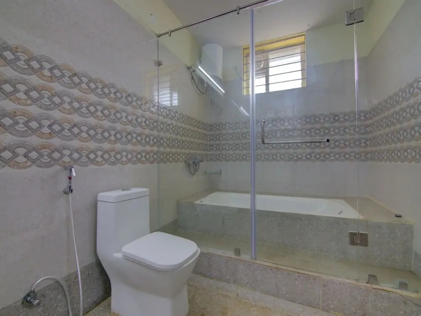 Pramukh Palace by OYO Rooms