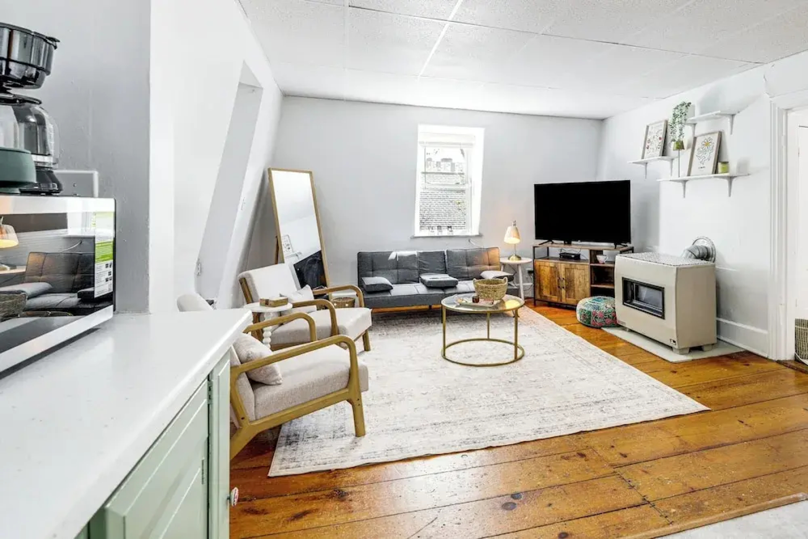 Explore Dtwn, Parks & Colleges: Cozy Worcester Apt