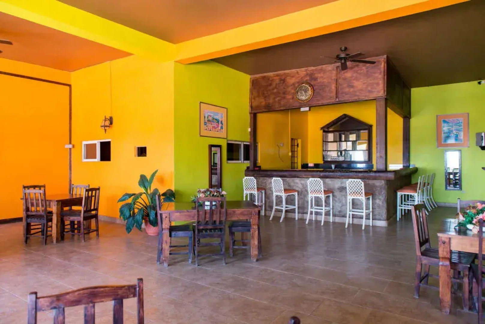 Rosehall deLuxe Hotel