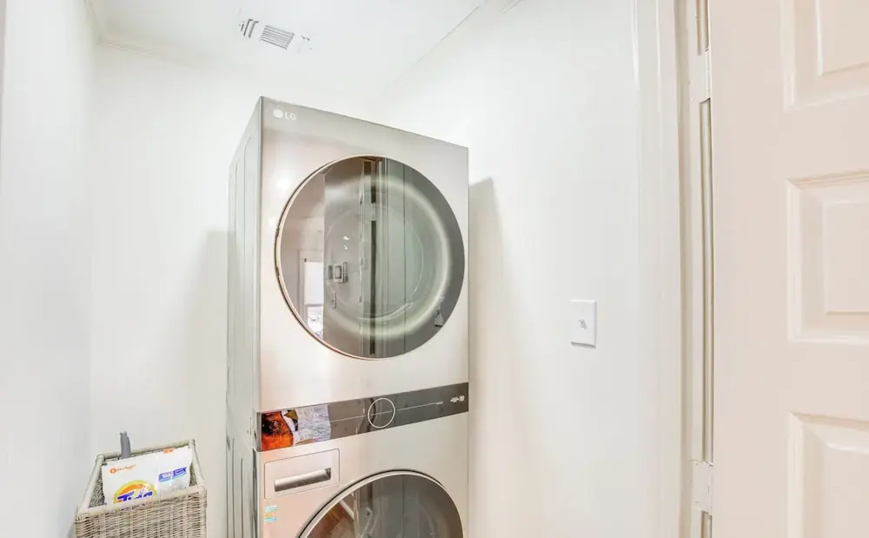 2 Mi to Tyler Rose Garden: Vibrant Apartment!