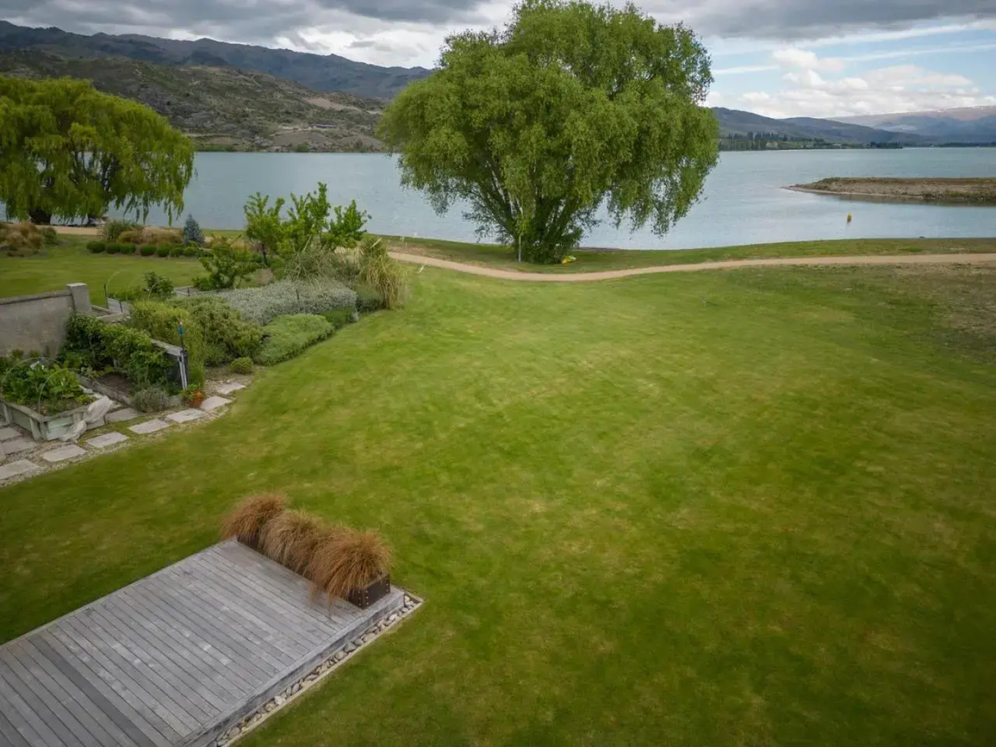 The Lakehouse - Cromwell Holiday Home