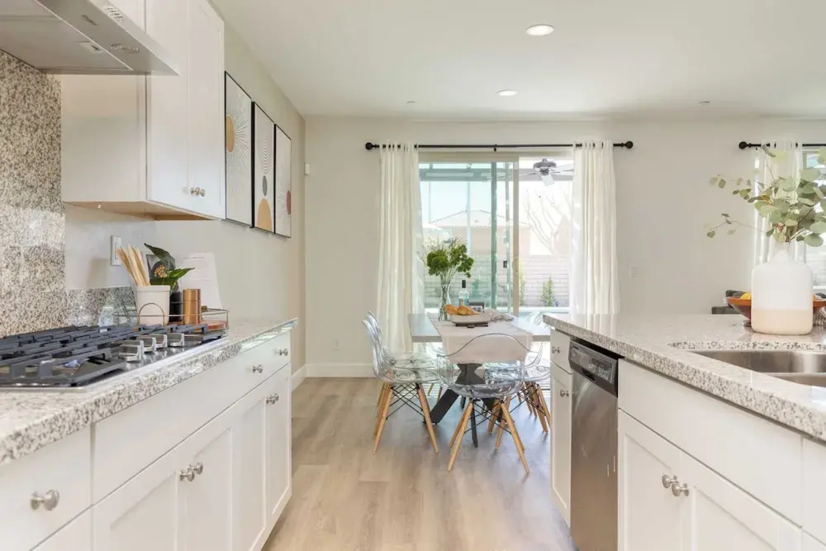 Desert Eden by Avantstay 6BR w/ Ensuite Backyard Oasis w/ Pool & Hot Tub!