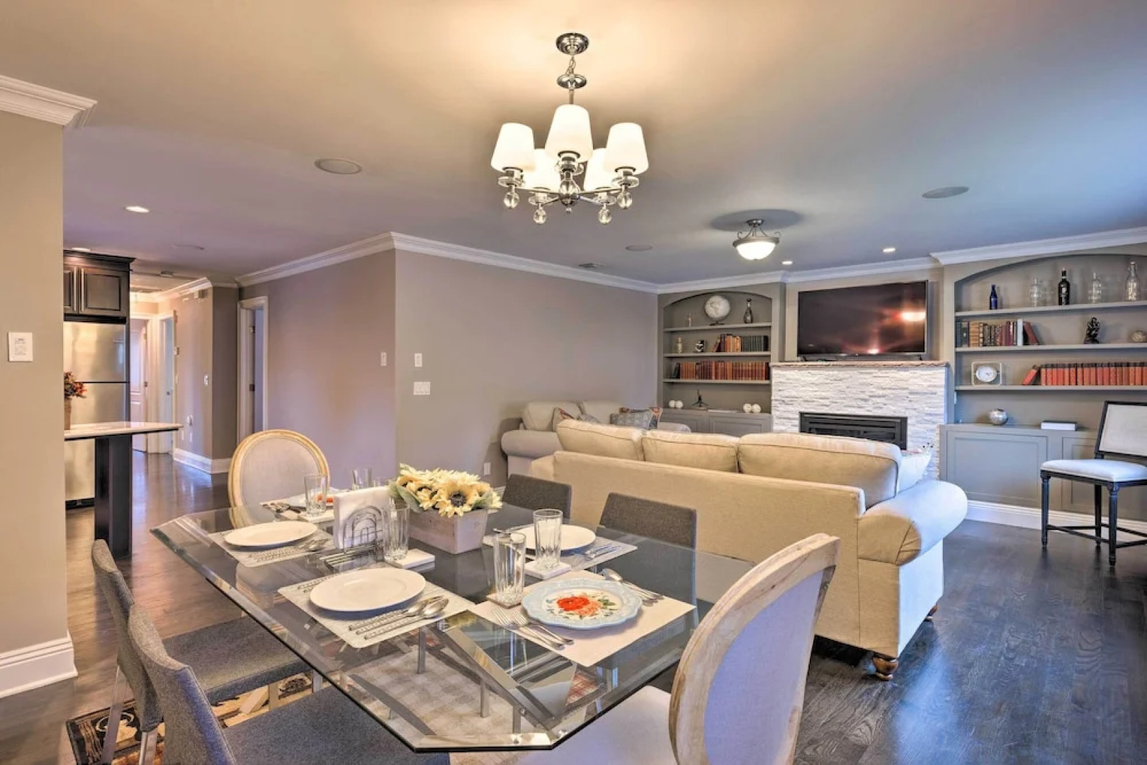 25 Mi to Nyc: Walkable Long Island Apt w/ Balcony