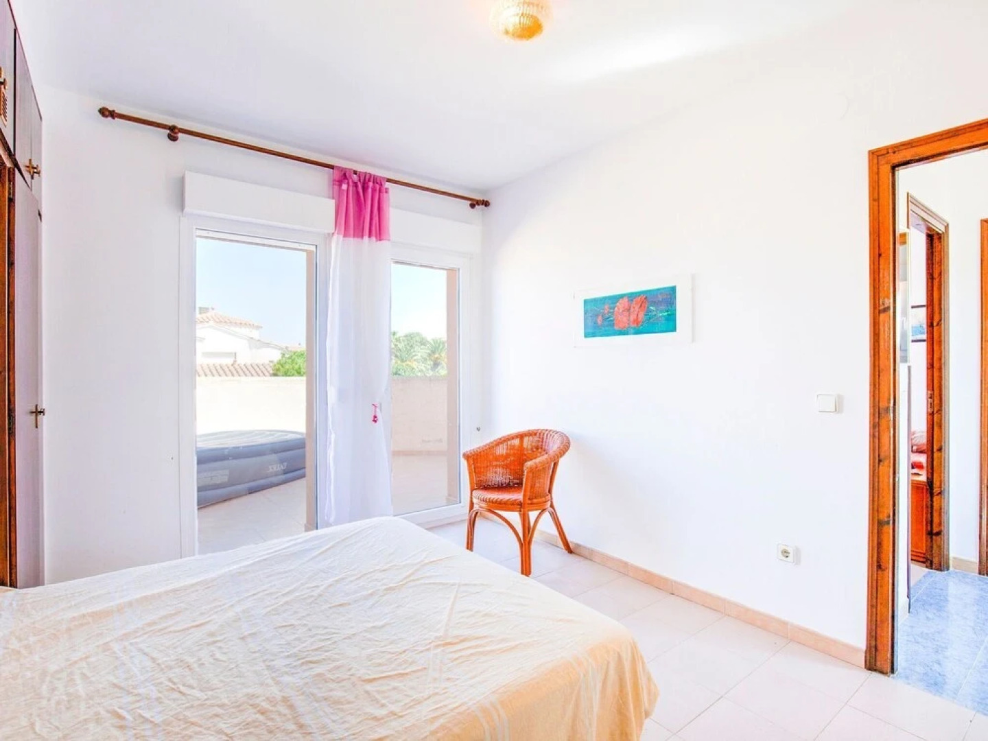 House for 4 With Private Swimming Pool, Near the Beach