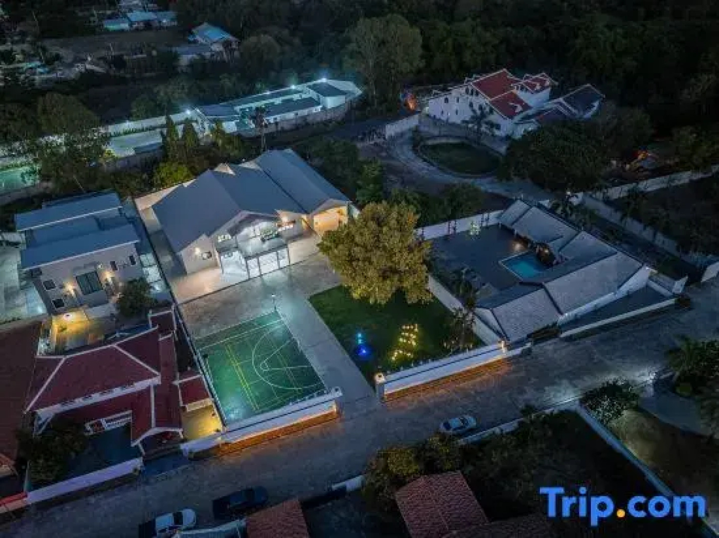 Pattaya Grand Villa 6 Bedroom 8 Bath (Private Pool, KTV, Sauna, Fitness Area)