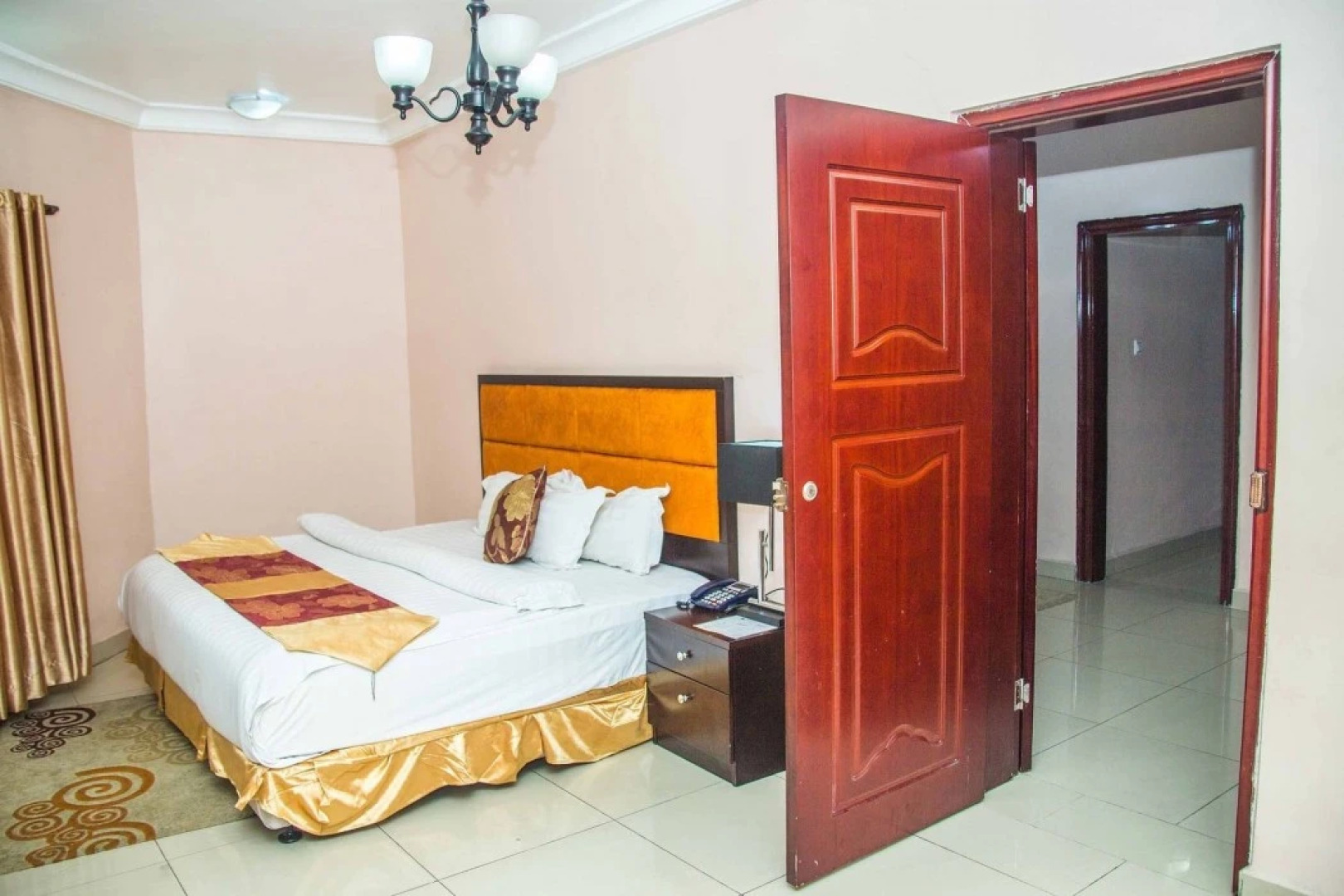 Royal Crest Hotel & Suites