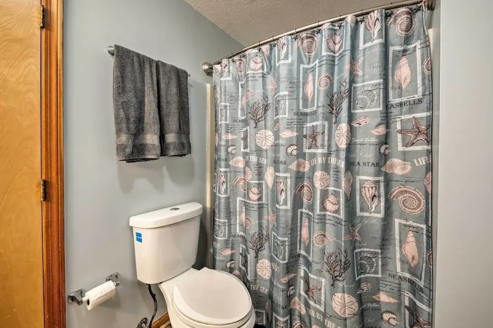 Bright Southern Shores Family Home < 1 Mi to Beach