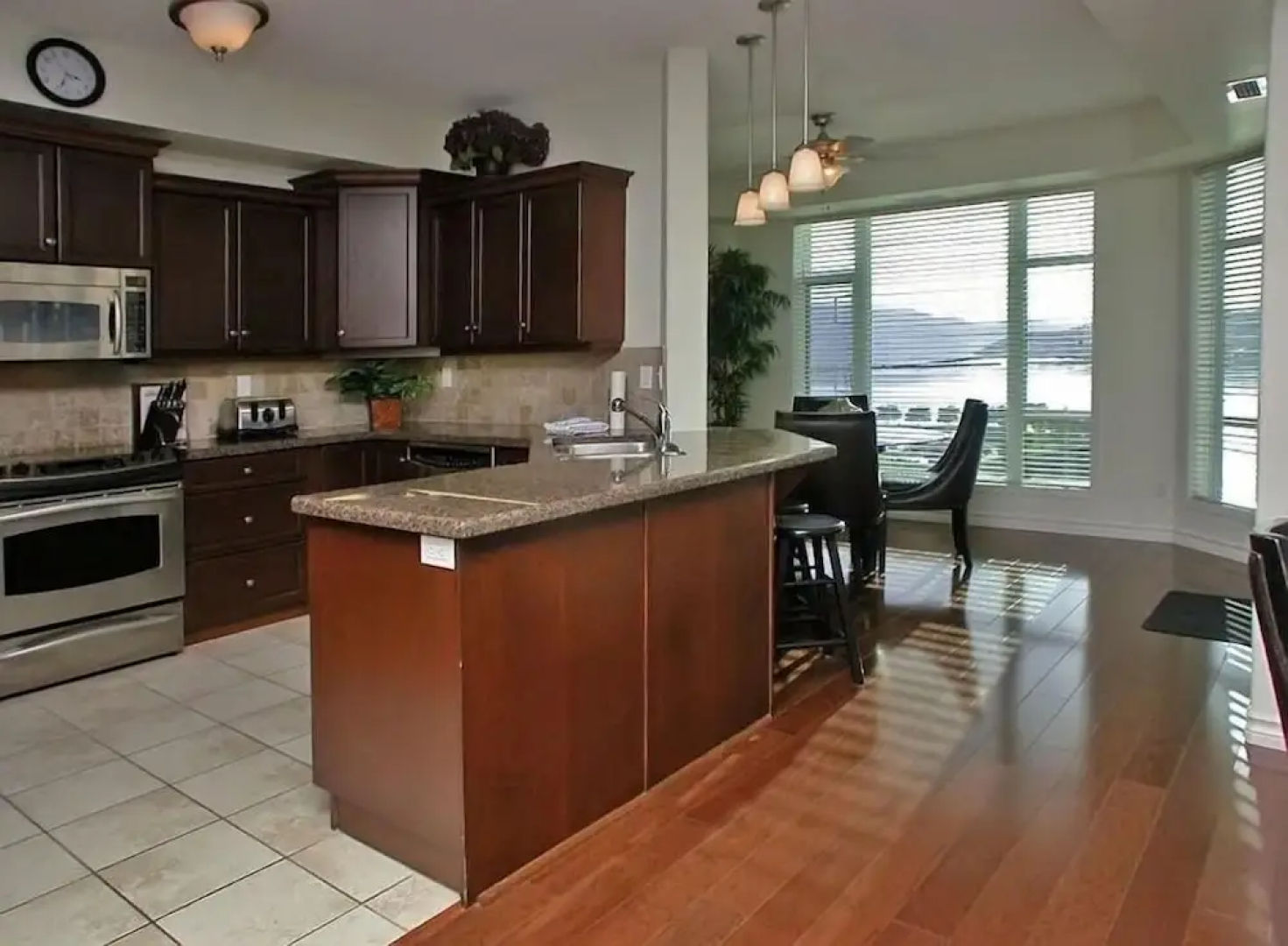 Sunset Waterfront Resort by KelownaGo