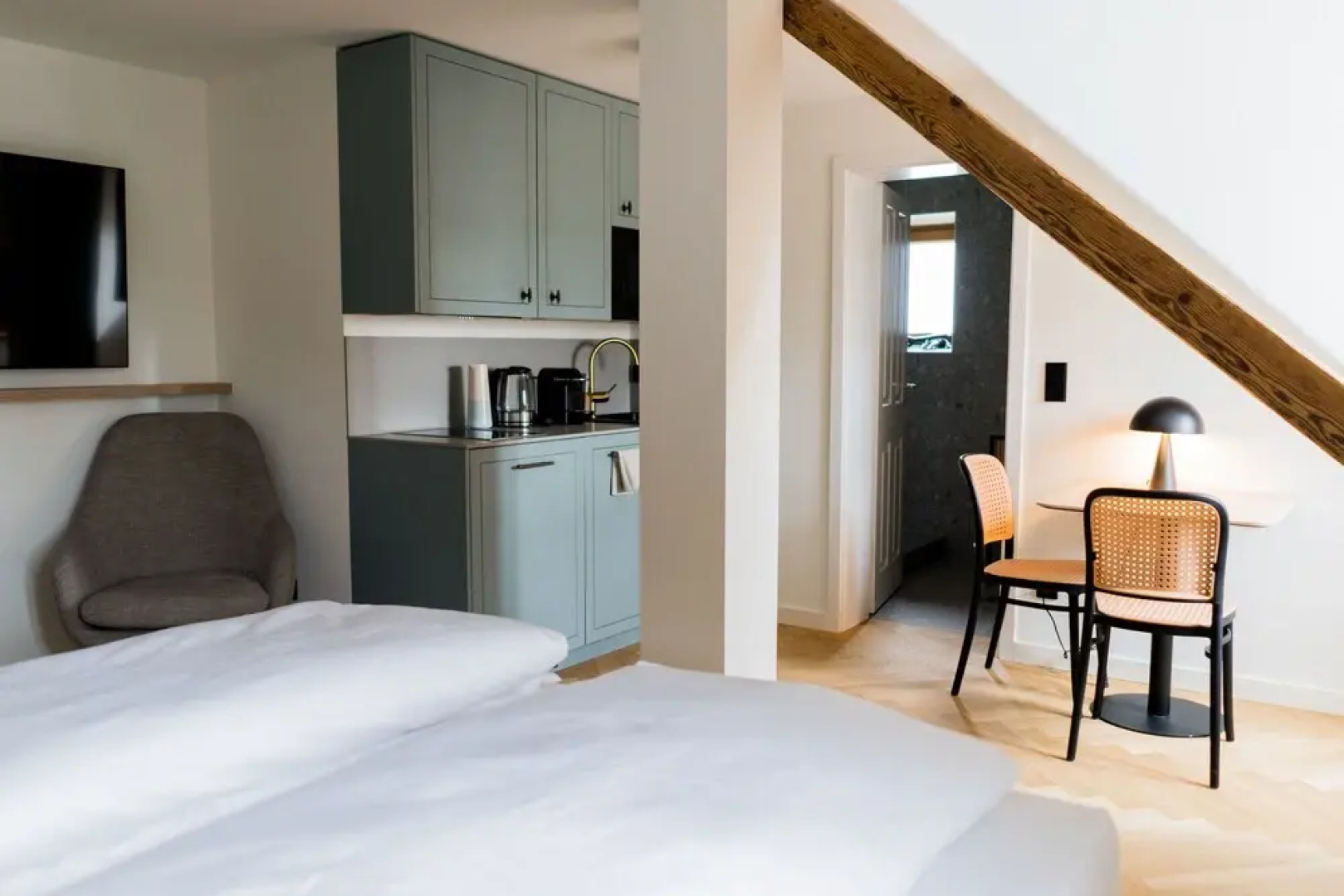 Bob W Munich Airport - Peterhof