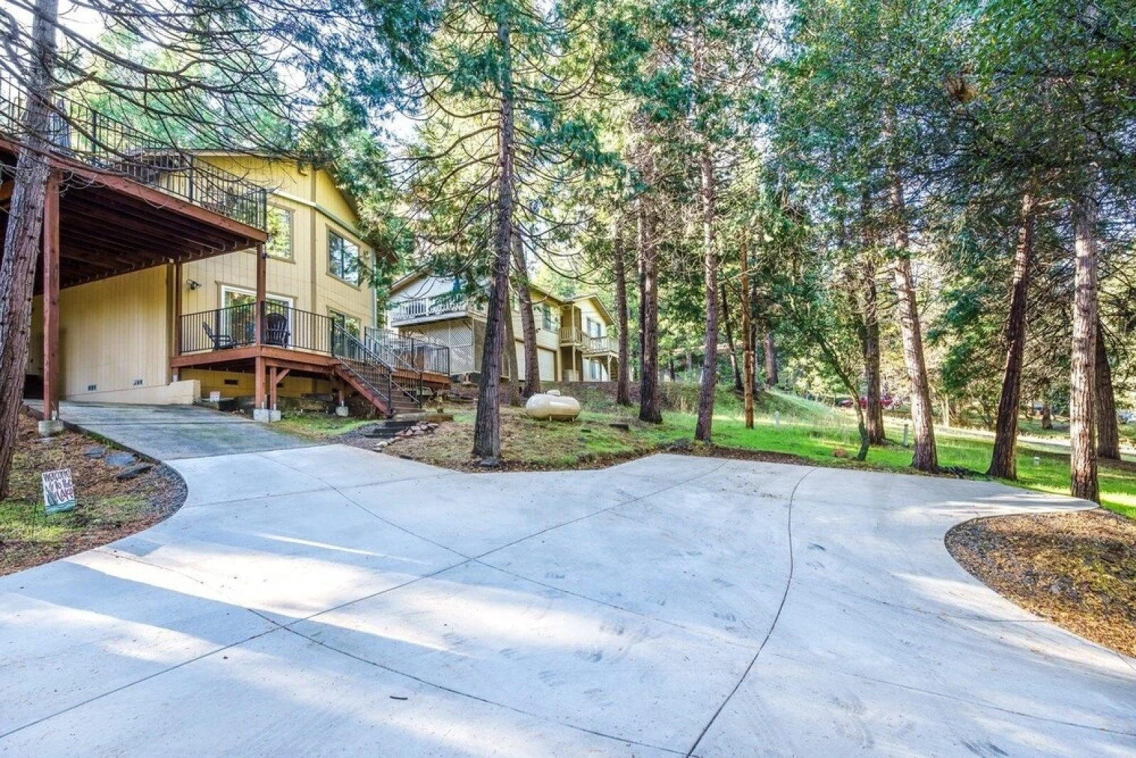 The Treetops - Beautiful Mountain Views Abound When You Stay at The Treetops by Yosemite Region Resorts