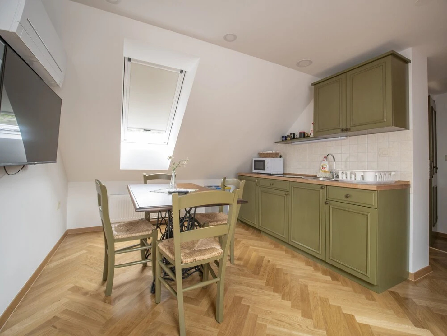 Berghi Hotel and Apartments