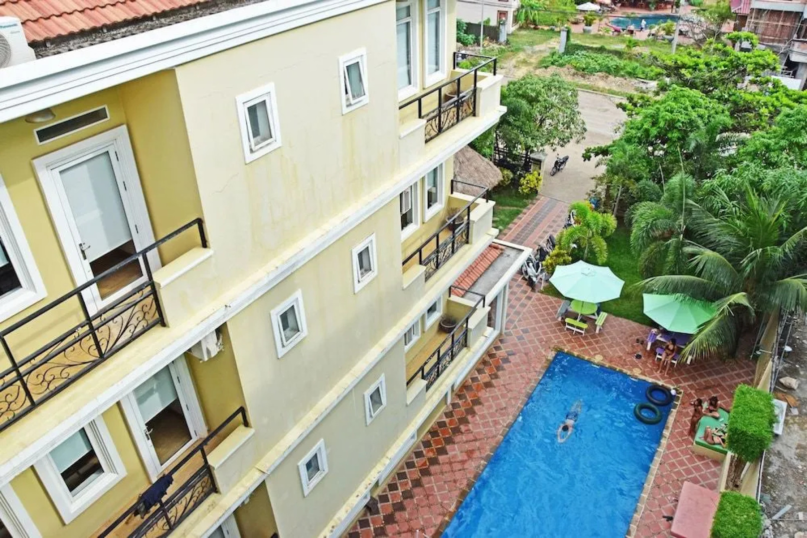 Mad Monkey Hostel Kampot