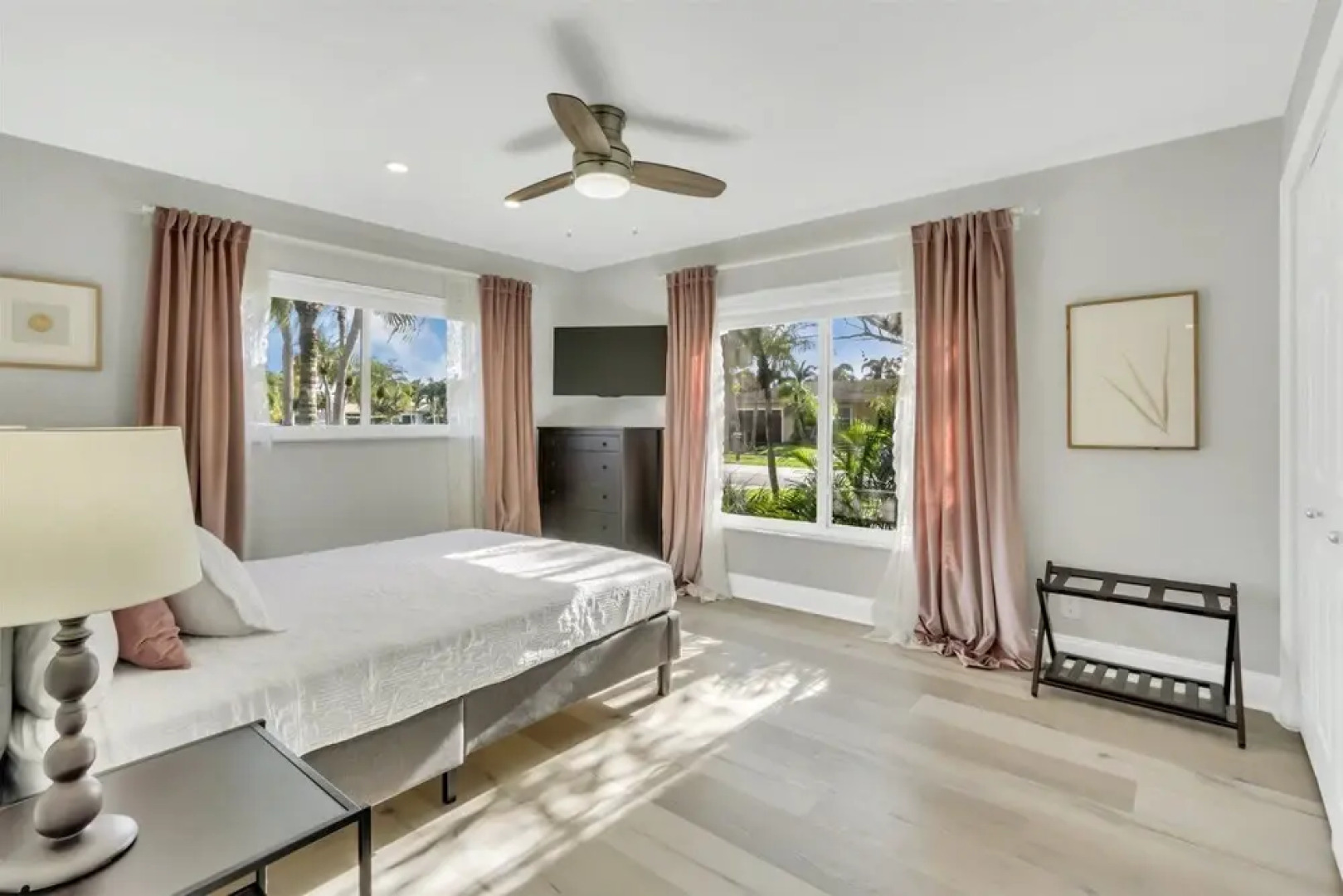 Watersedge - Private & Sanitized, Self Check-in. Perfect for Social Distancing & Working From Home. Private Pool, Pet Friendly. Super-host Support