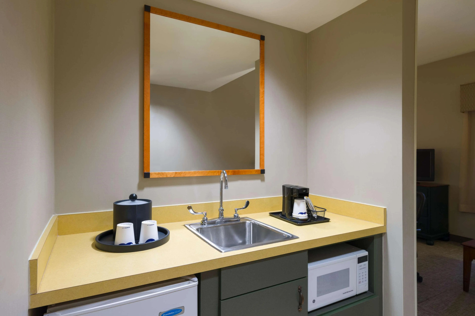 Hampton Inn & Suites State College at Williamsburg Square