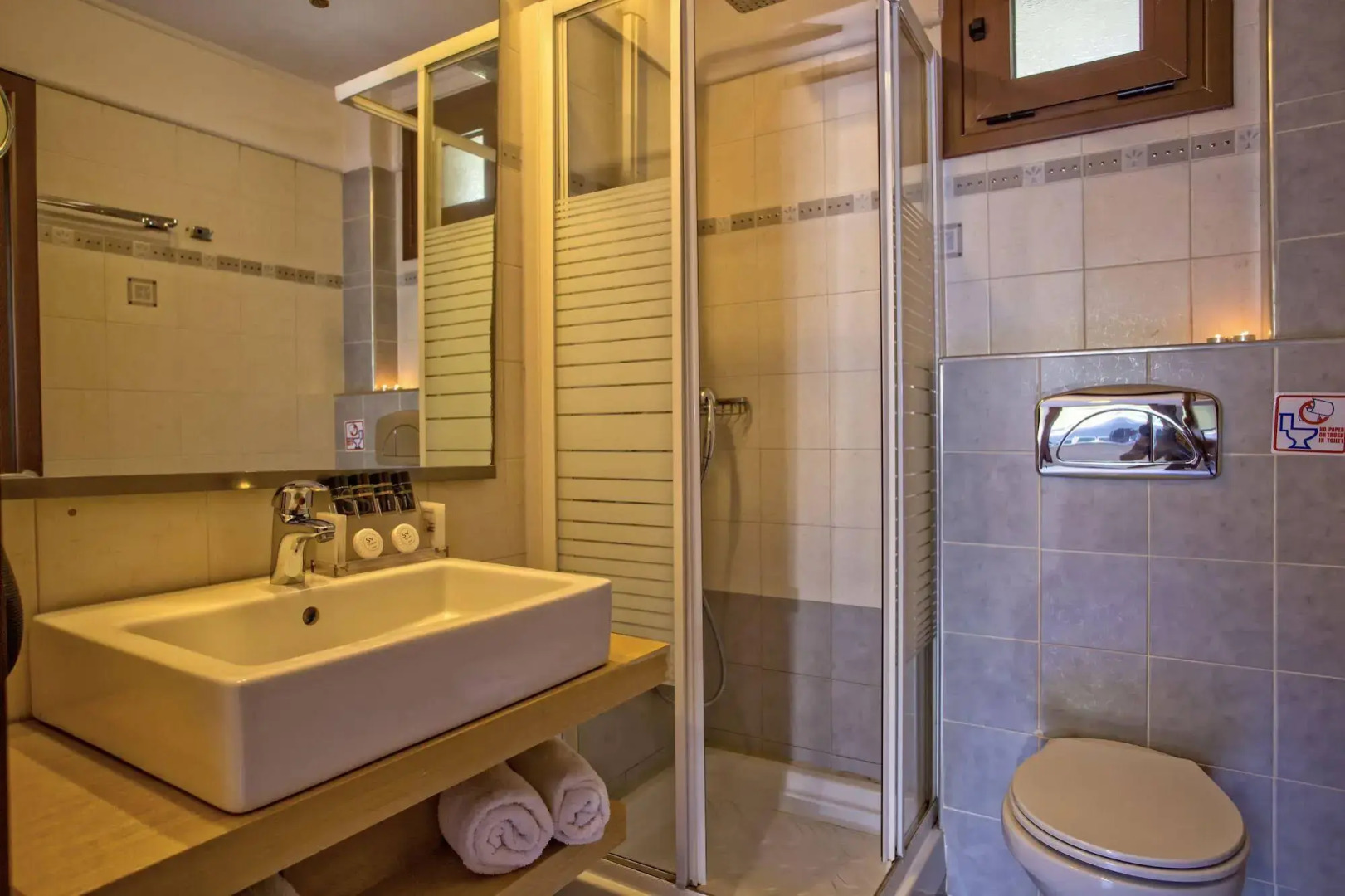 Lagomandra Beach & Suites