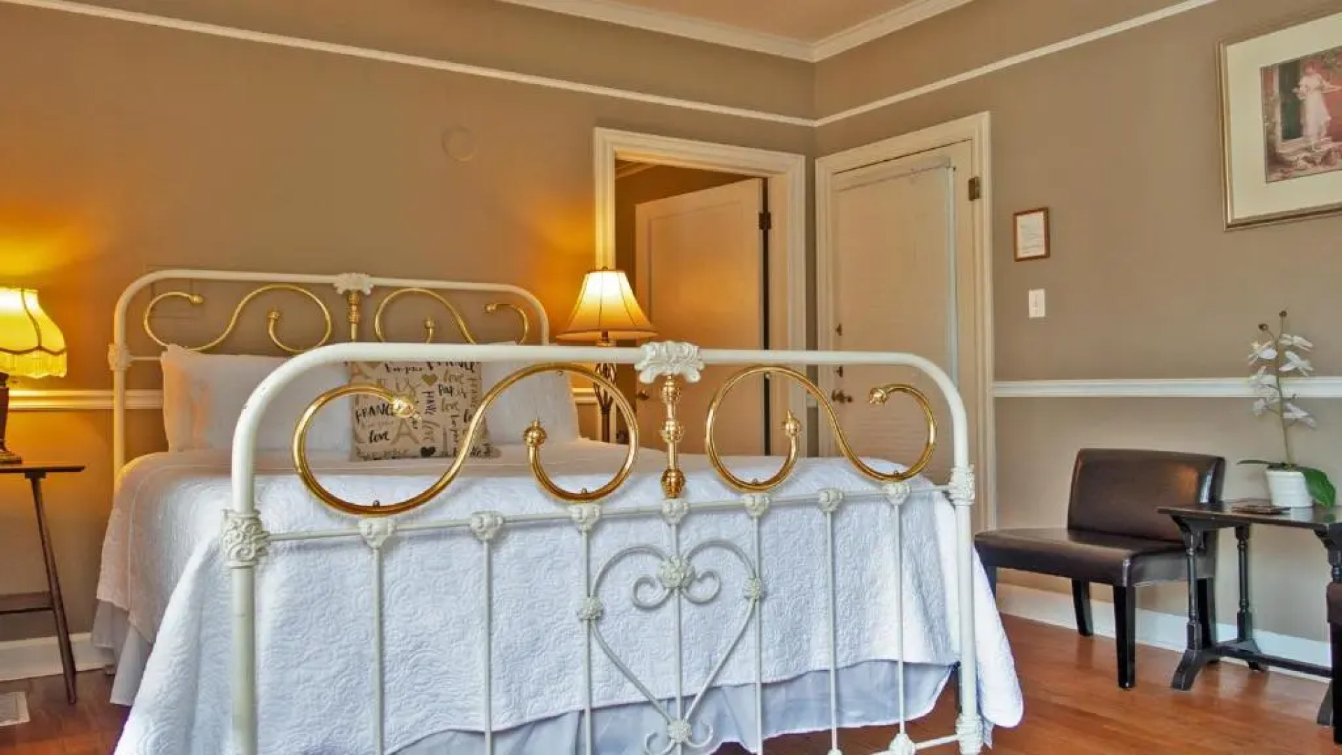 Cinnamon Bear Creekside Inn