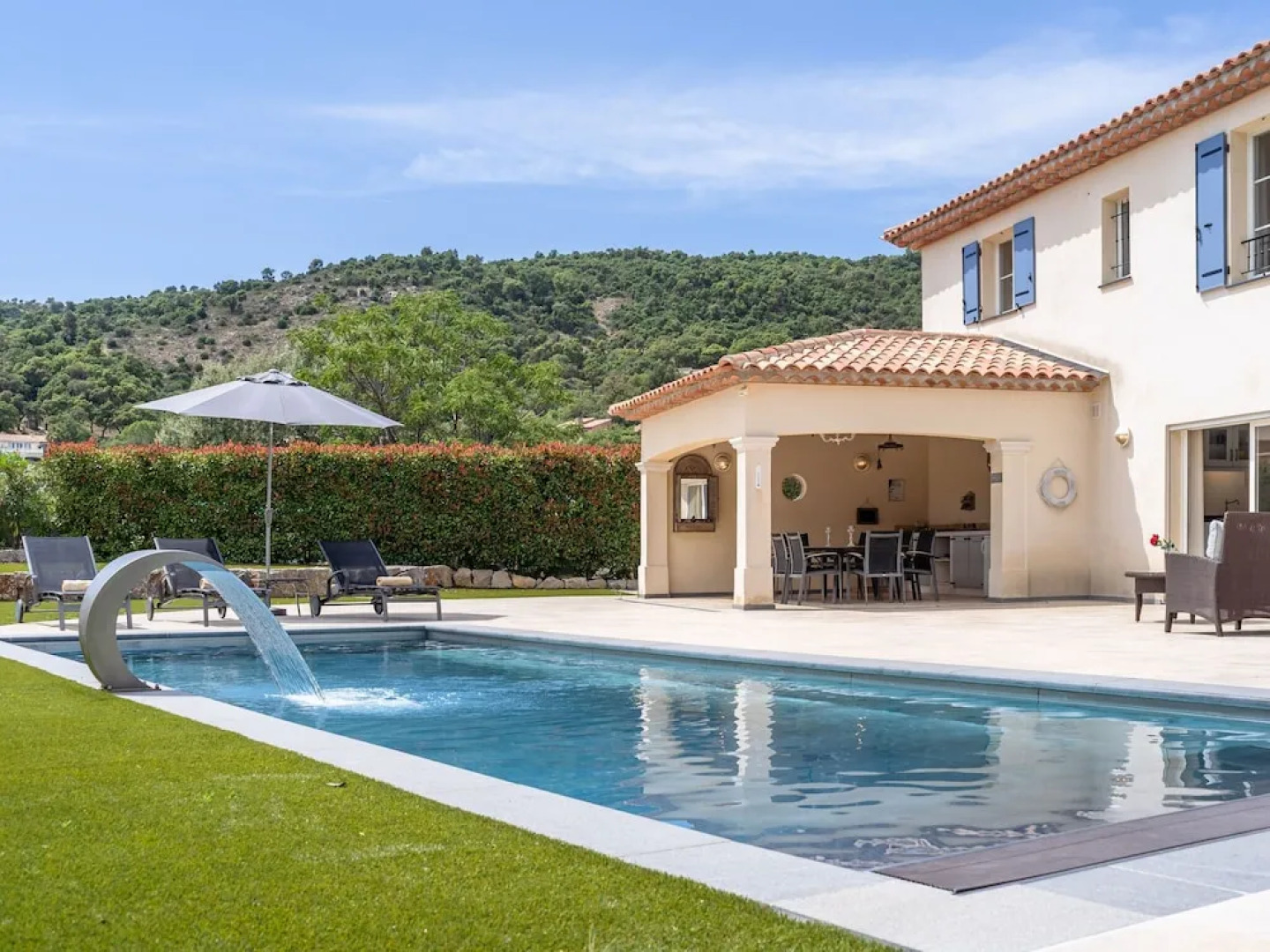 Aircon Villa With 4 Suites, Swimming Pool, Walking Distance to the Center, 20 km From the Beach