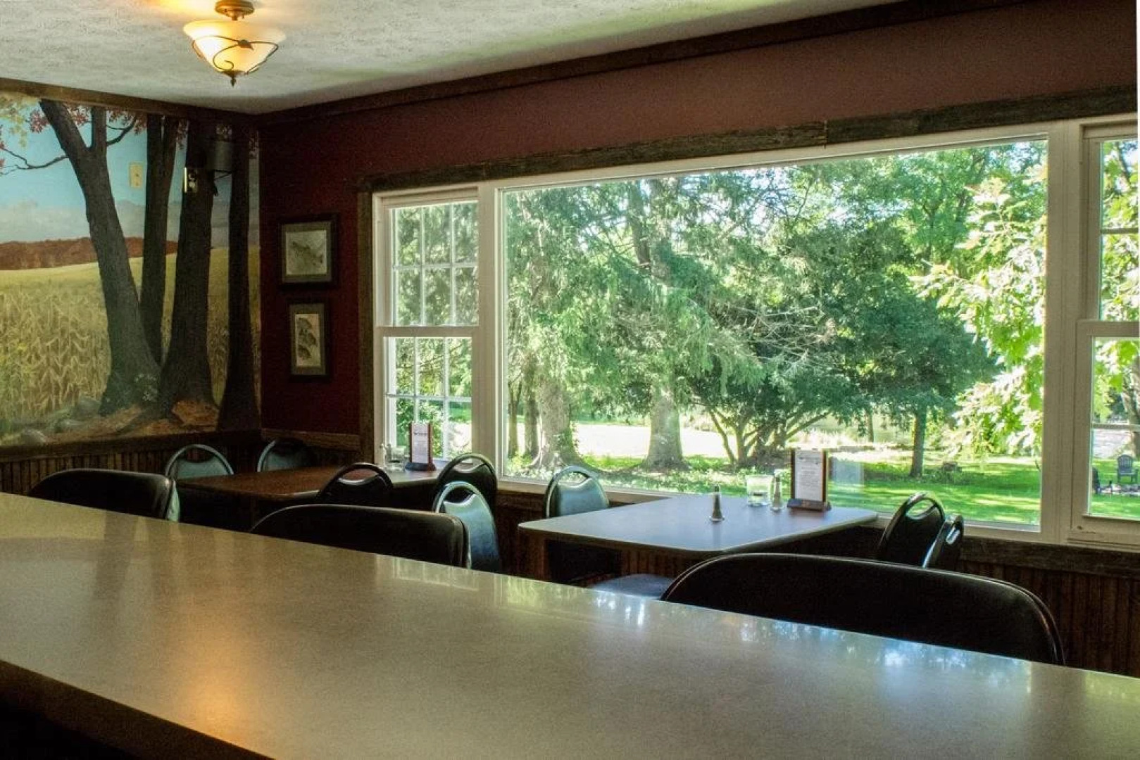 Edgewater Inn & Riverside Grill