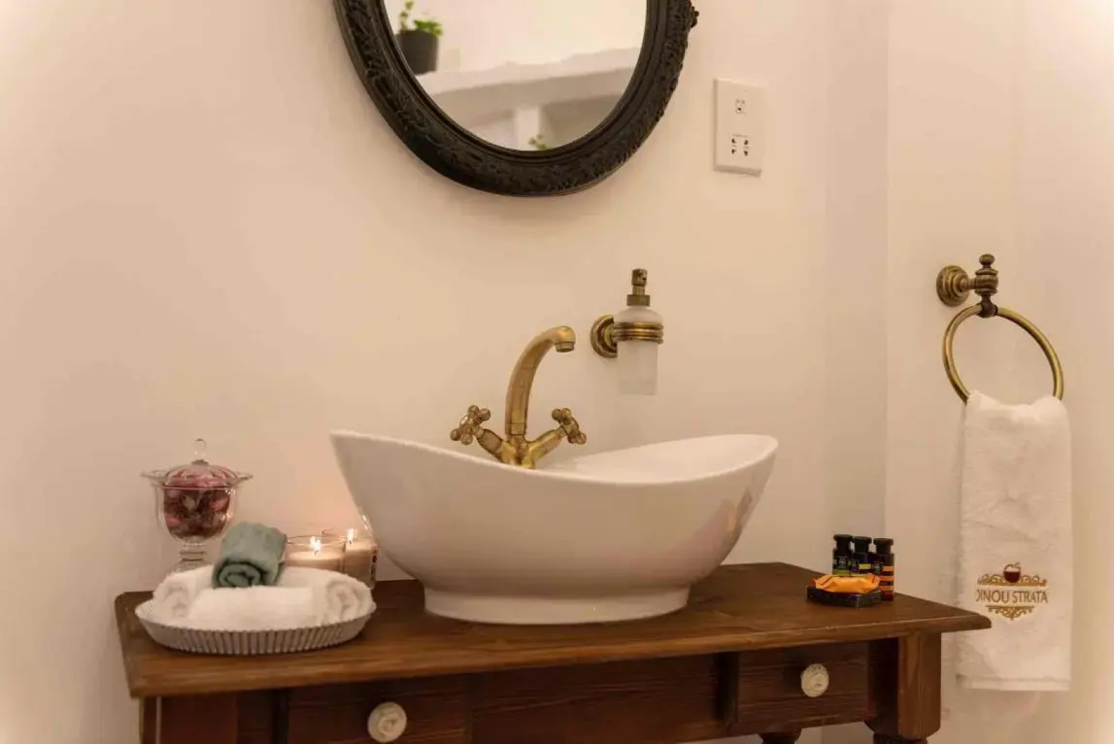 Oinou Strata - Adults Only