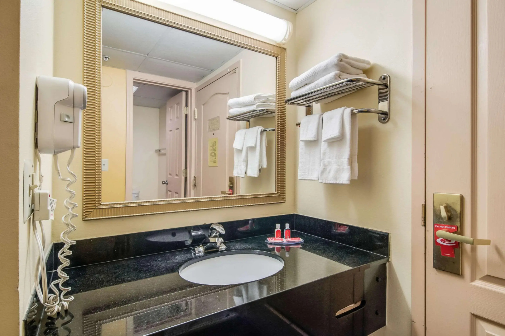 Econo Lodge At Six Flags