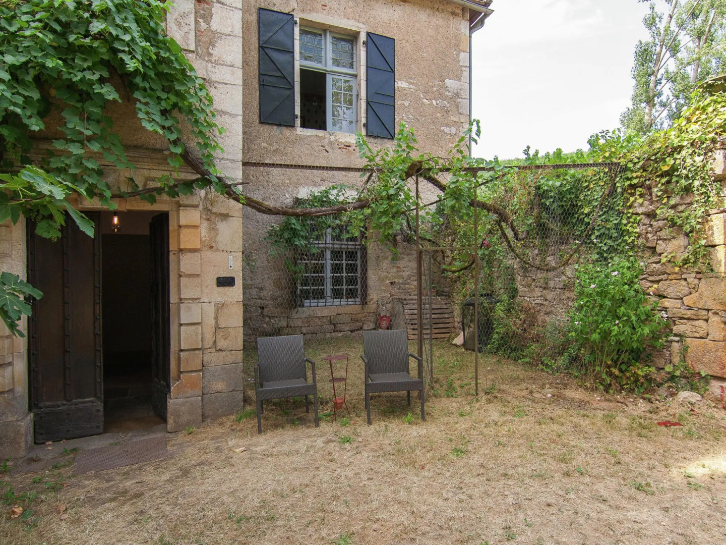 Historic Mansion by the River Lot in Cenevieres