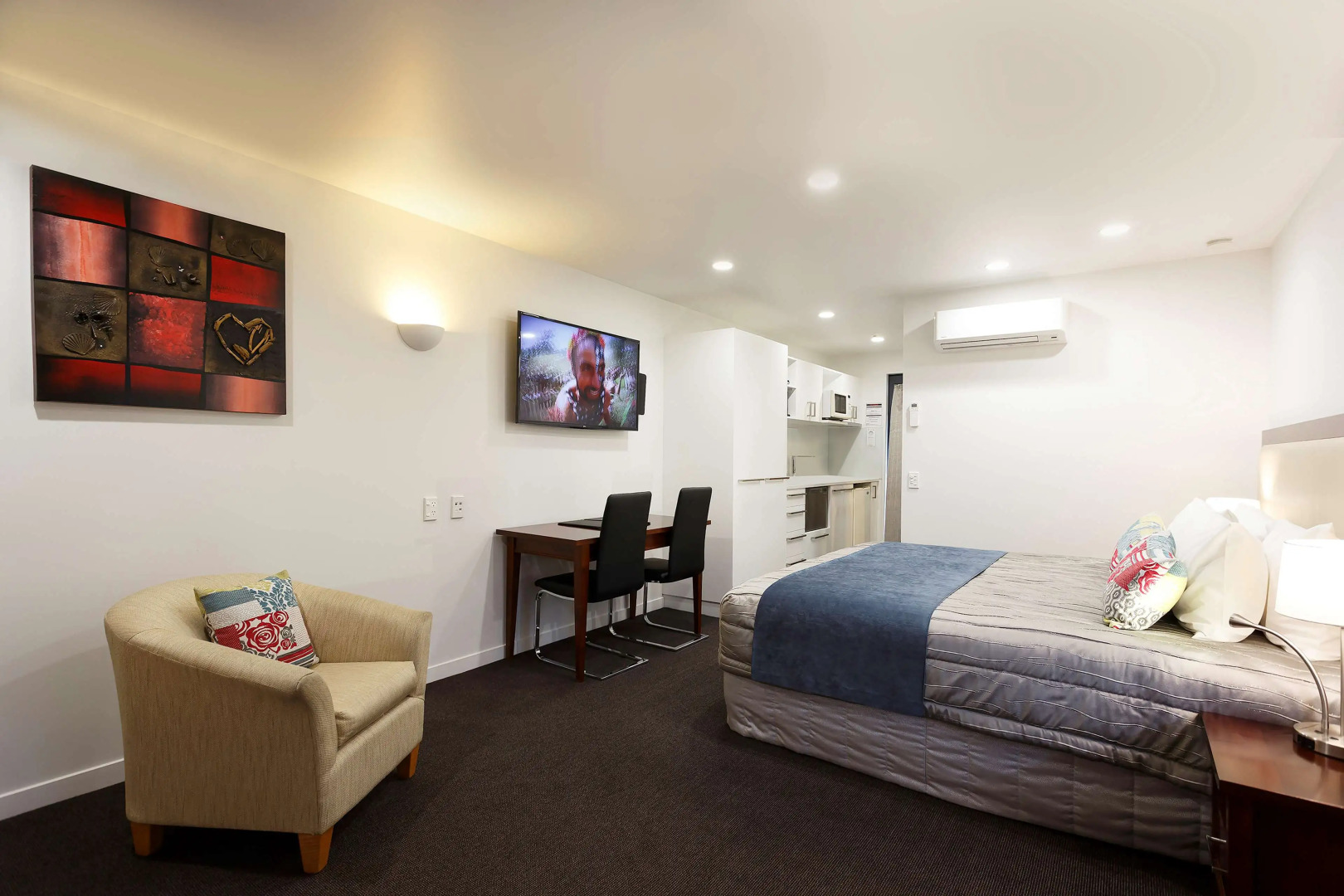 DeLorenzo's Studio Apartments