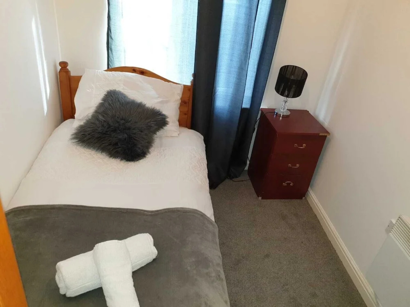 2 Bed Apartment B70 off M6 With Free Parking
