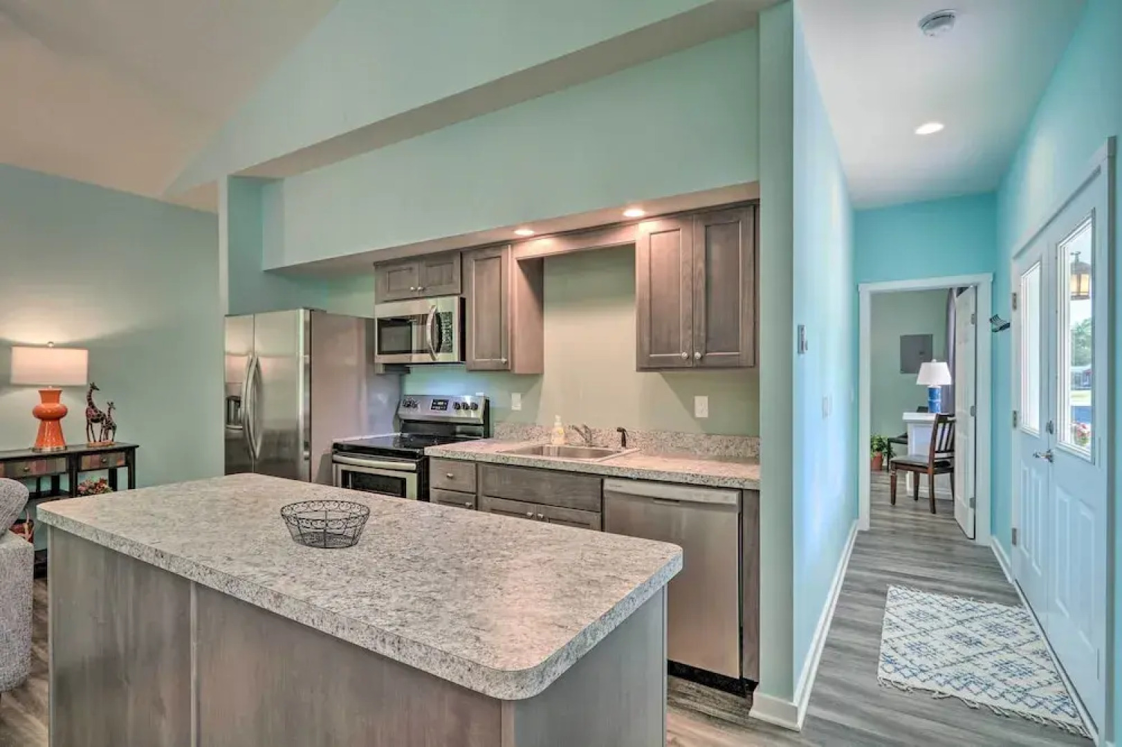 16 Mi to Ski Slopes! Creekside Poconos Cottage