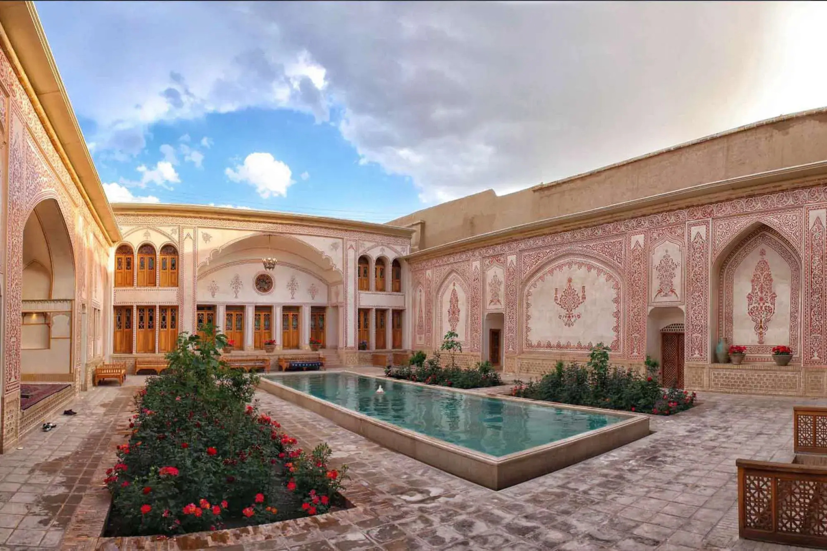 Mahinestan Raheb Hotel