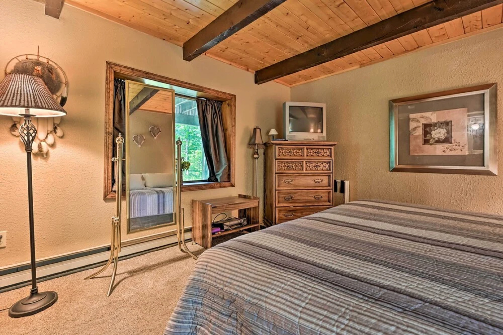 Swiss-style Chalet w/ Fireplace - Near Story Land!