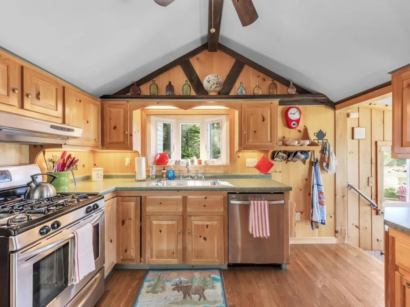 Picturesque Island Cottage 2 Bedroom Home by RedAwning