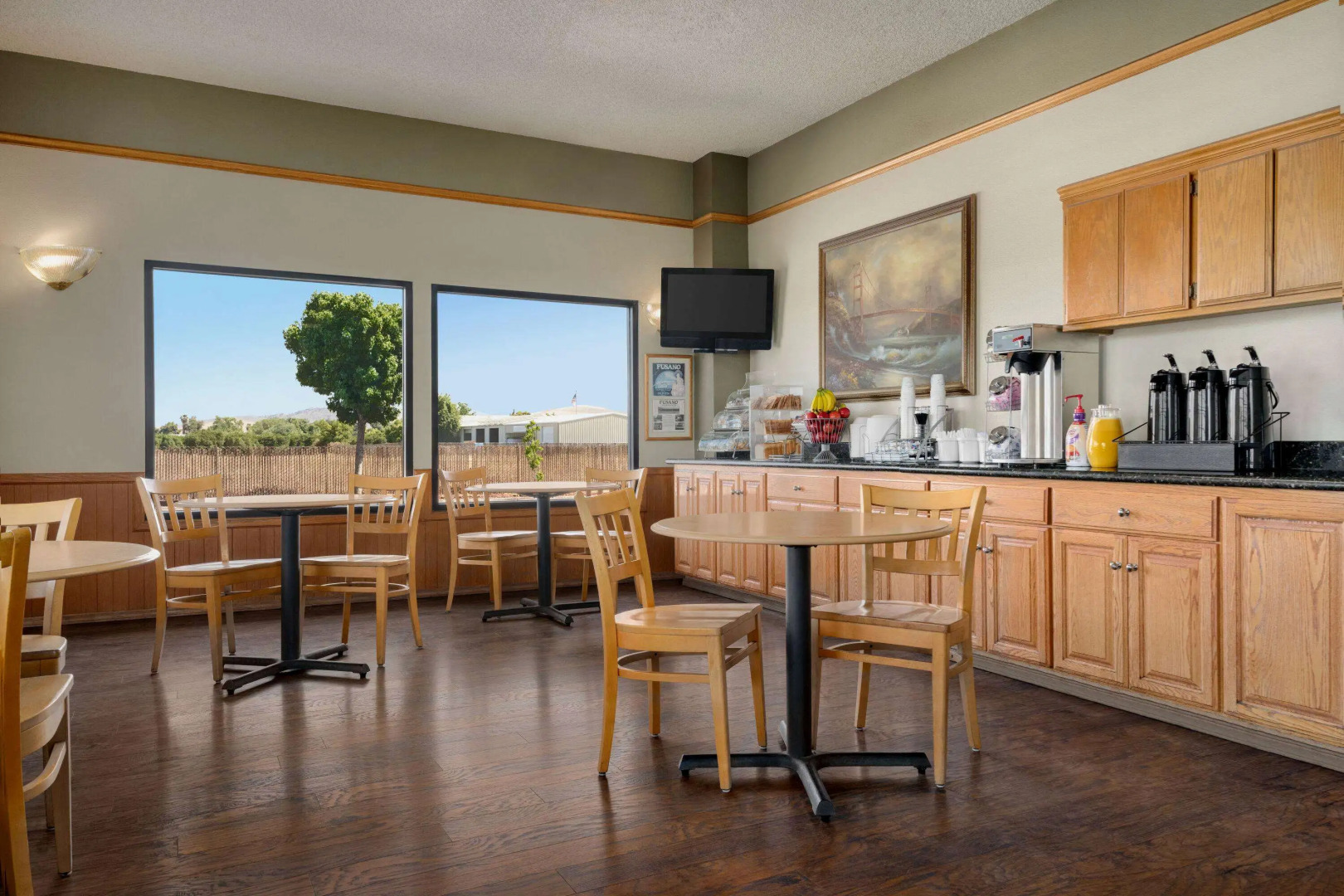 Super 8 by Wyndham Lindsay Olive Tree