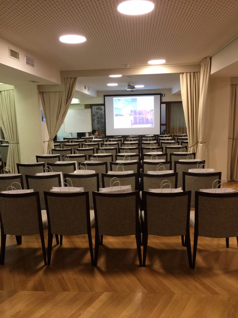 Breaking Business Hotel