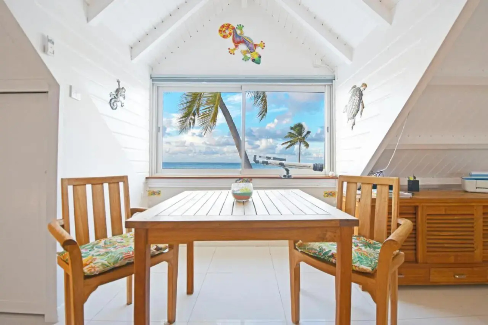 Deja Blue - Comfortable Beachfront Condo