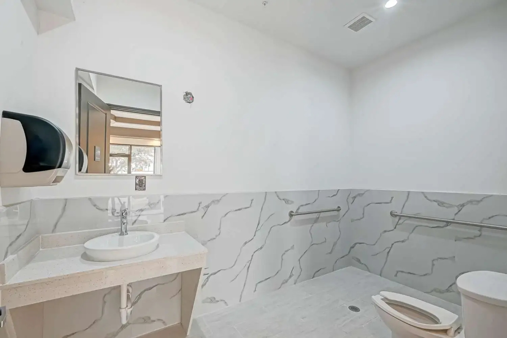 Comfeeni Inn and Suites