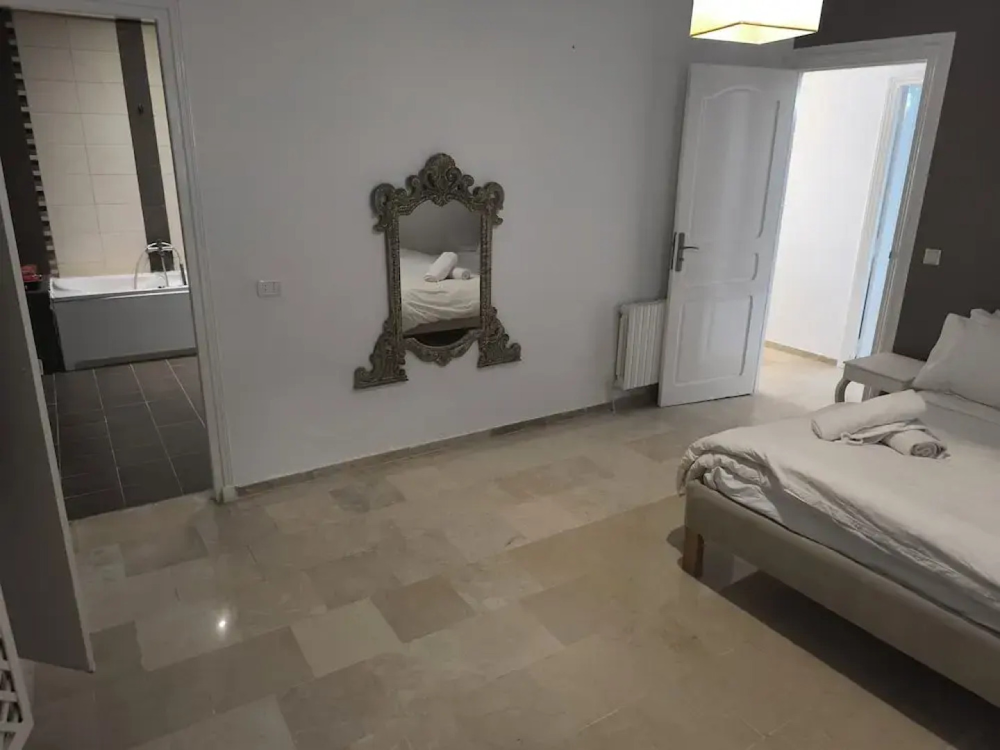 Stylish villa avec parking et piscine