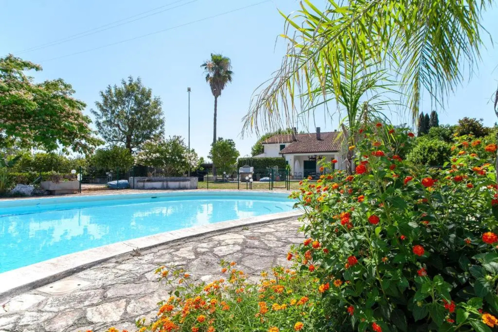 Villa con grande piscina privata e 5 camere m550