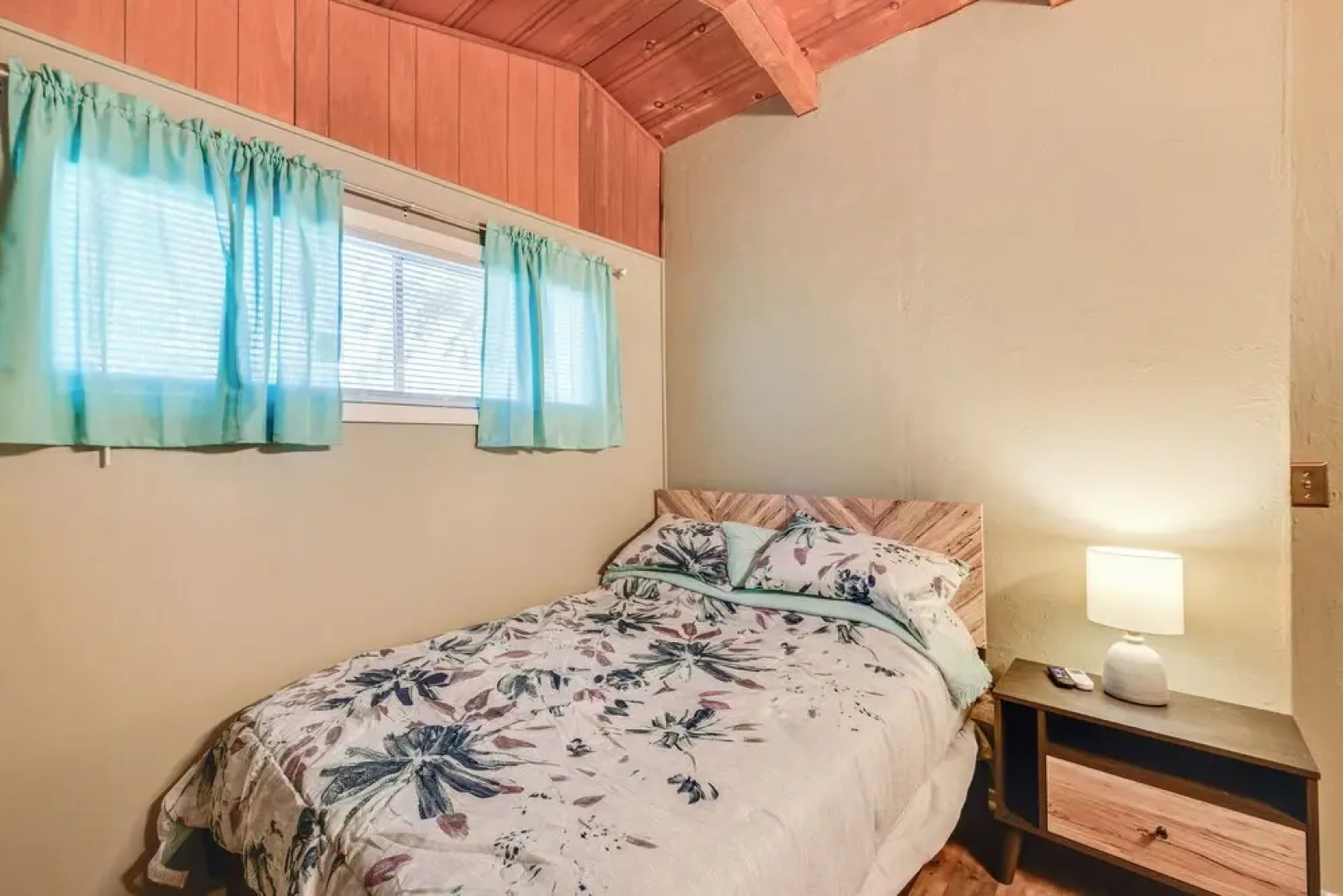 < 1 Mi to Water: Cozy Clearlake Cabin