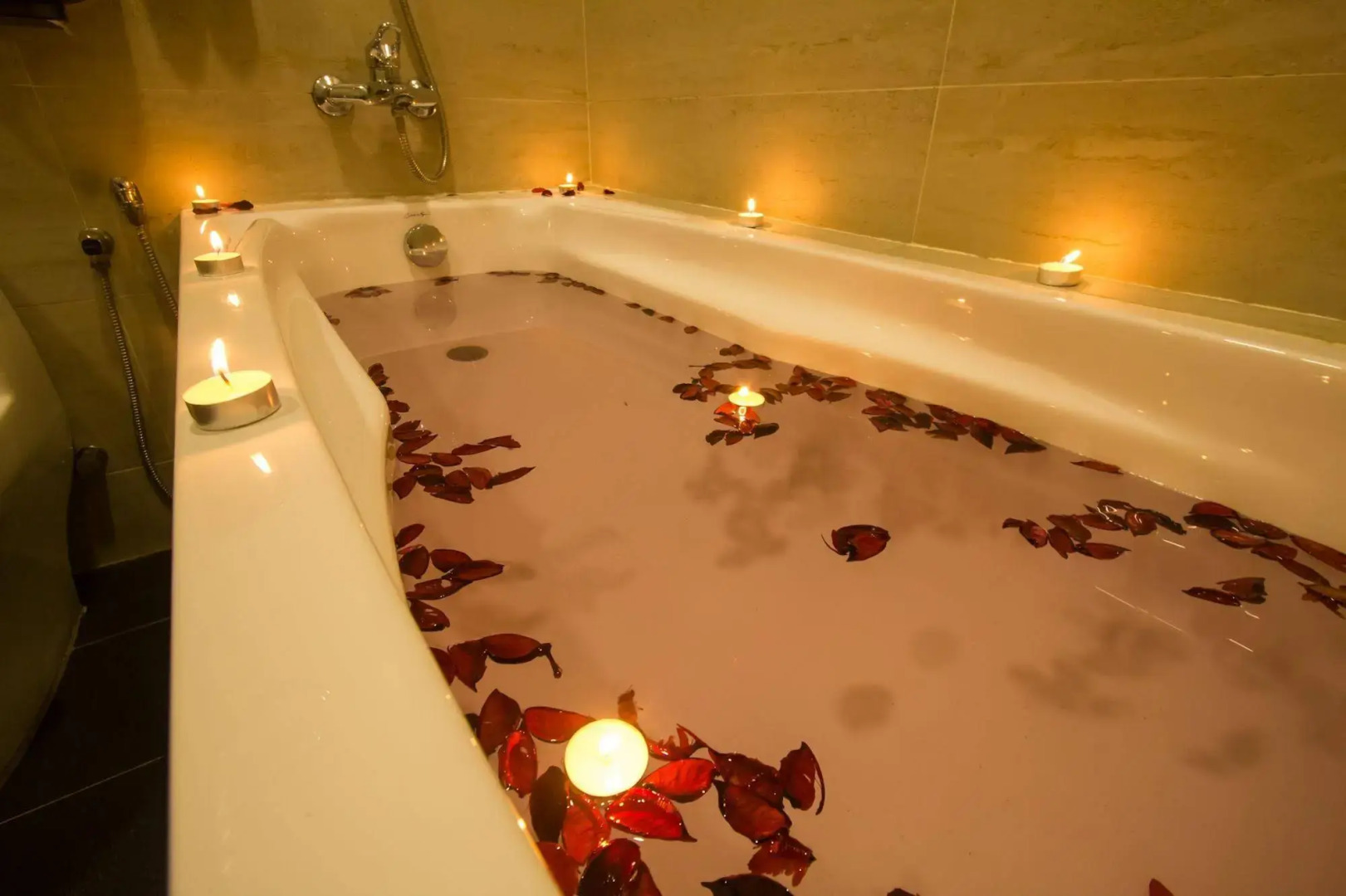 Capital O 91074 Grand World Hotel