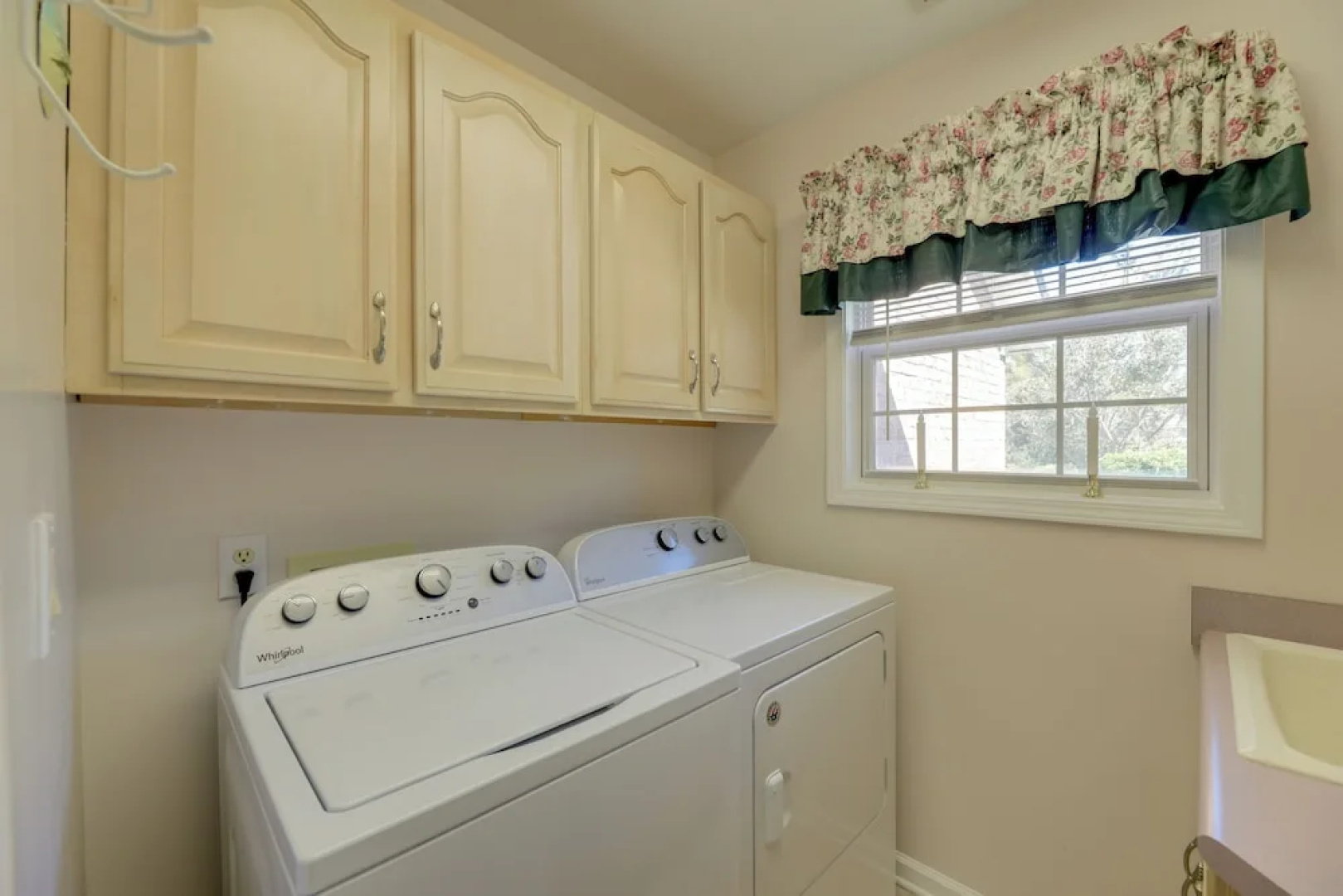Pine Knoll Shores Getaway - Walk to Beach!