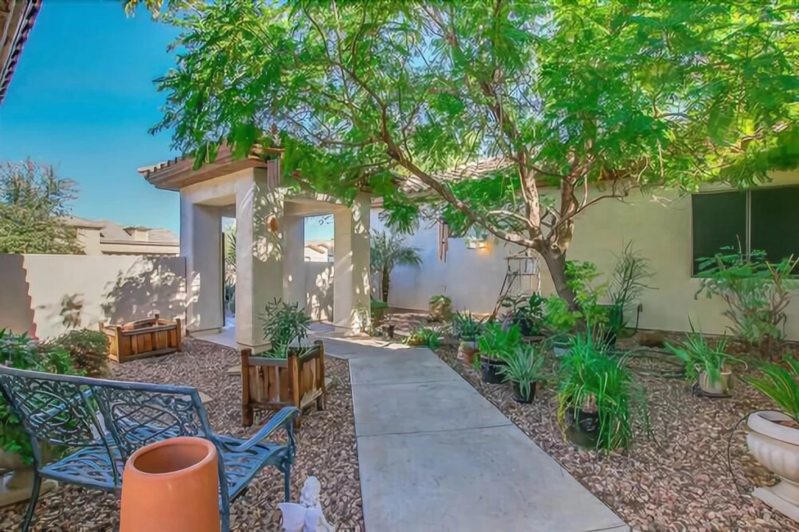 Elm St - 1 Br home by RedAwning