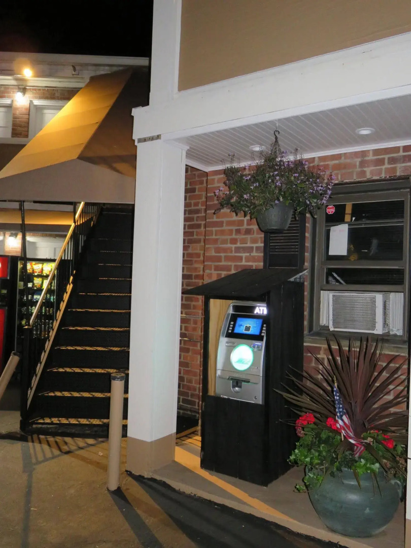 Central Motel Courtyard